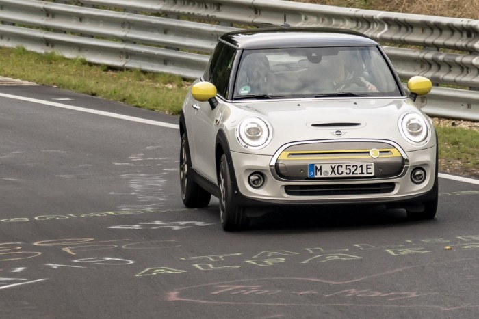 Fékezés nélkül ment körbe a Nürburgringen