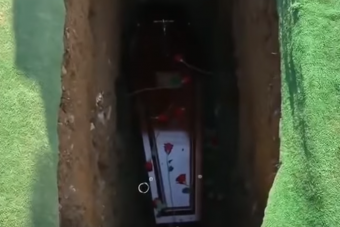 Koporsóból jött a halott hangja, mindenki röhögött