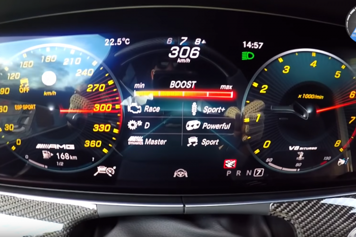 Ez a Mercedes már 300-zal megy, mire ki tudod mondani a nevét