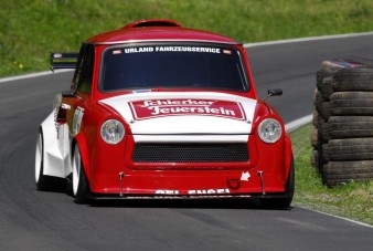 Egy 9000-ig üvöltő szörnyet varrtak ennek a Trabantnak a bőre alá