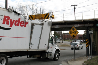 Gyászol az internet, oda a hülyeség hídja