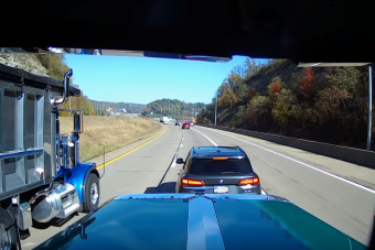 Hajmeresztő, amit ez a dühös autós a kamionokkal művelt