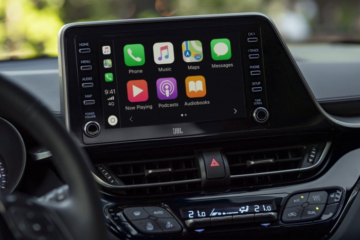 180 lóerős hibriddel újul meg a Toyota városi terepjárója 6