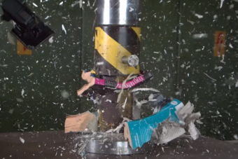 Átlagos írólapok is képesek robbanni, csak egy 150 tonnás prés kell hozzá