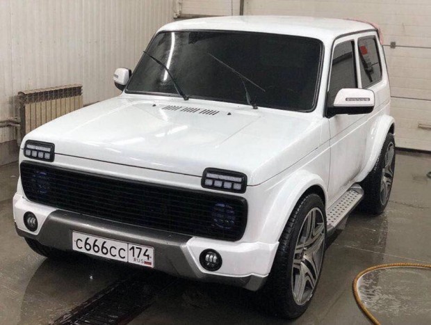 Erős meglepetést rejteget ennek a Lada Nivának a belseje