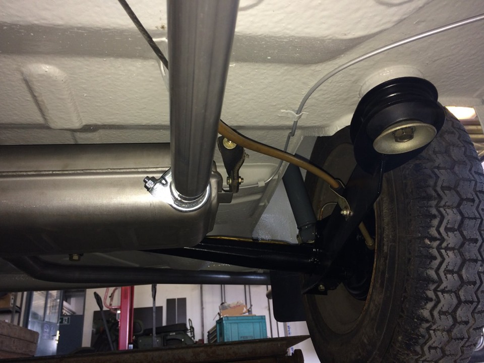 Az alulról készült fotók mutatják miért kerül ez a Trabant 2,5 millióba 6