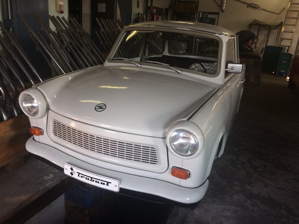 Az alulról készült fotók mutatják miért kerül ez a Trabant 2,5 millióba 1