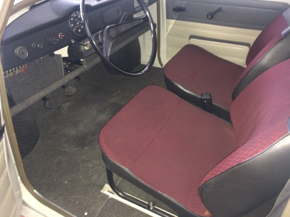 Az alulról készült fotók mutatják miért kerül ez a Trabant 2,5 millióba 3