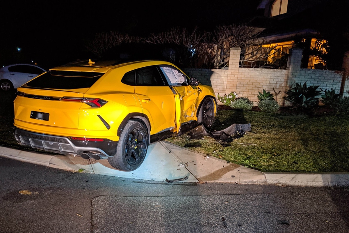 Lopott autóval törte össze a Lamborghinit 4