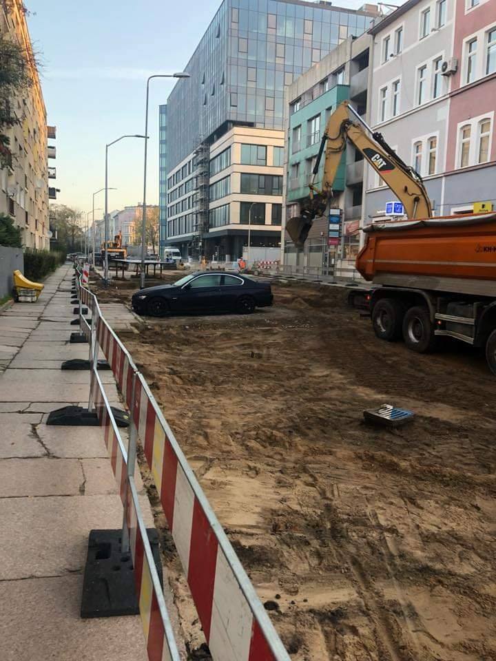 Körbeásták a melósok az otthagyott autót, de a helyiek nem röhögnek 2