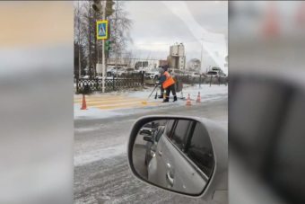 Újabb orosz gyöngyszem, hóra festették fel a zebrát a melósok