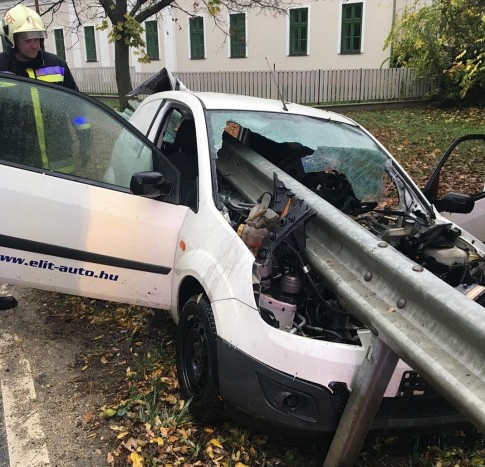 Fotókon a Lovasberénynél felnyársalt Ford 1 | Vezess Fotókon a Lovasberénynél felnyársalt Ford 1