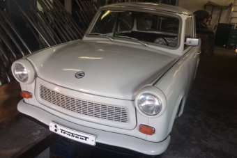 Az alulról készült fotók mutatják miért kerül ez a Trabant 2,5 millióba