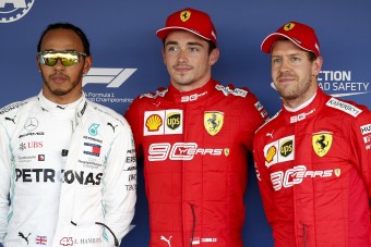 Hamilton: A Ferrari Leclerc mellé állt, és ez hiba