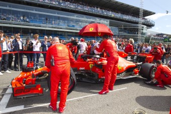 Dobhatják a gumiszabályt az F1-ben