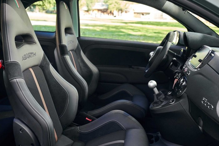 Állítható szárny ragasztja aszfaltra a 200-zal száguldó Fiat 500-ast 6 | Vezess Állítható szárny ragasztja aszfaltra a 200-zal száguldó Fiat 500-ast 6