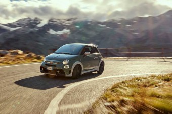 Állítható szárny ragasztja aszfaltra a 200-zal száguldó Fiat 500-ast