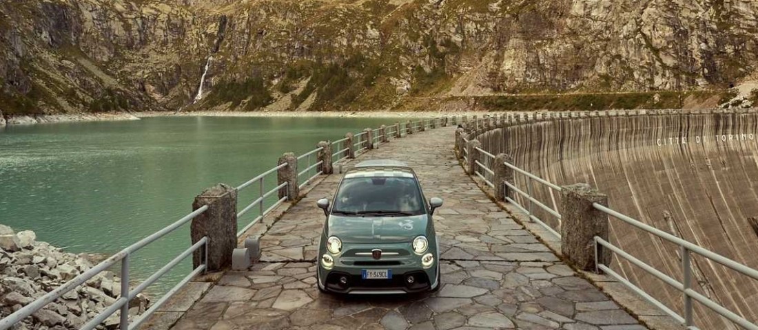 Állítható szárny ragasztja aszfaltra a 200-zal száguldó Fiat 500-ast