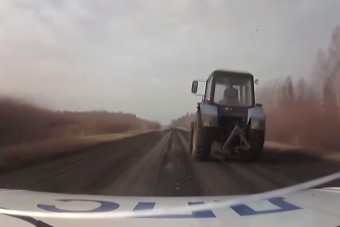 Mezőn üldözték a részeg traktorost az orosz rendőrök, rá is lőttek