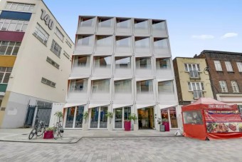 Hajókonténerekből épült hotel Londonban