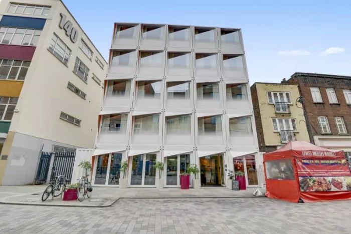 Hajókonténerekből épült hotel Londonban