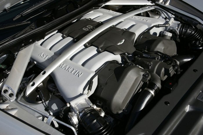 Így szól az Aston Martin V12-ese szűretlenül