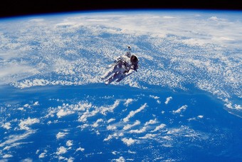 A NASA bemutatta a jövő űrruháját