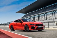 Több száz új fotón a BMW M8 Competition 260