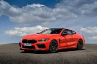 Több száz új fotón a BMW M8 Competition 275