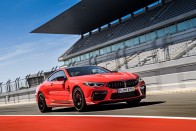 Több száz új fotón a BMW M8 Competition 301