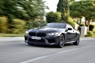 Több száz új fotón a BMW M8 Competition 437
