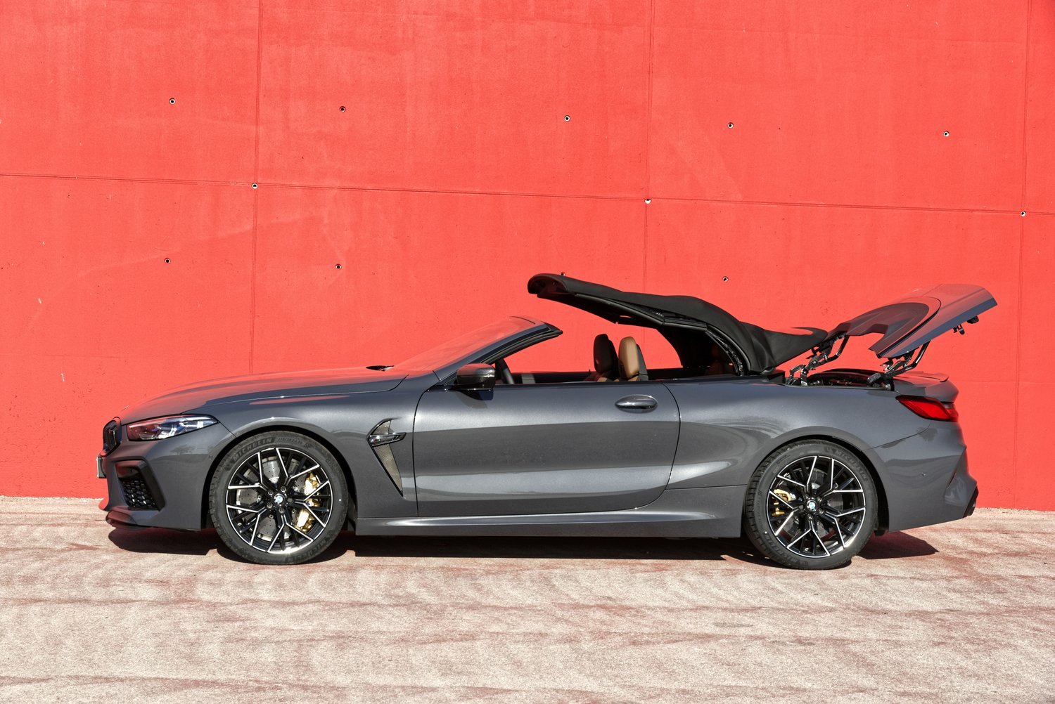 Több száz új fotón a BMW M8 Competition 483