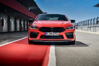 Több száz új fotón a BMW M8 Competition 239