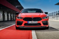 Több száz új fotón a BMW M8 Competition 240