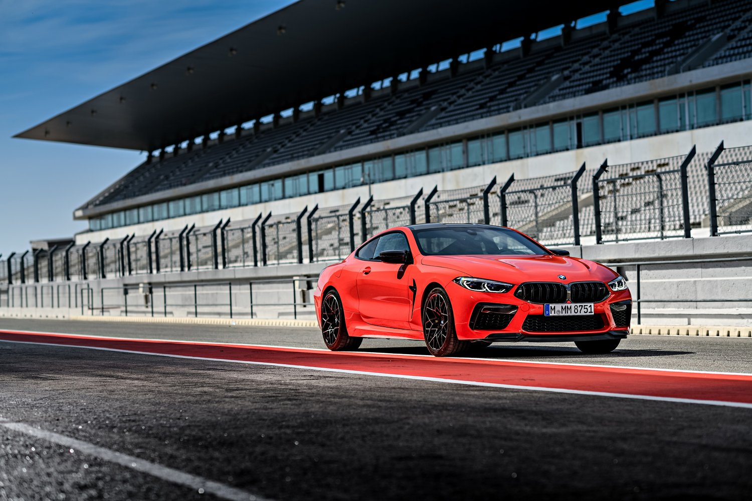 Több száz új fotón a BMW M8 Competition 66