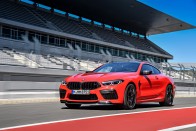 Több száz új fotón a BMW M8 Competition 244