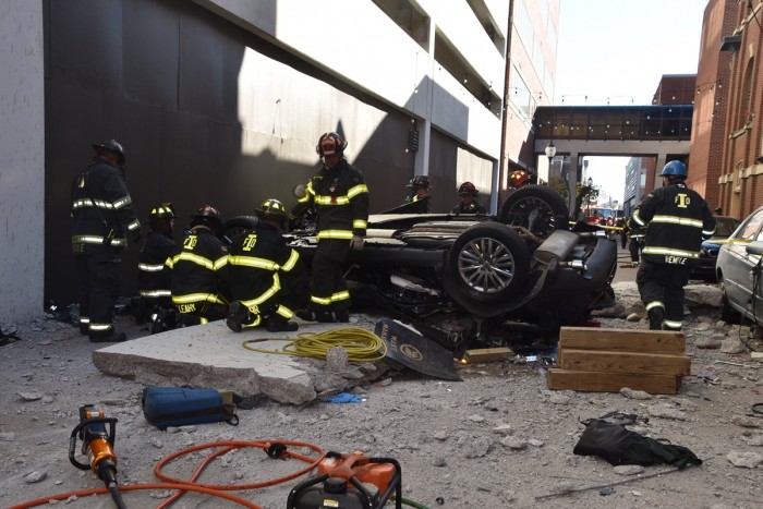 Parkolóházból zuhant ki egy autó