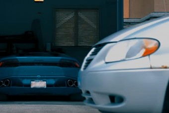 Zseniális reklámot csinált saját családi kisbuszának