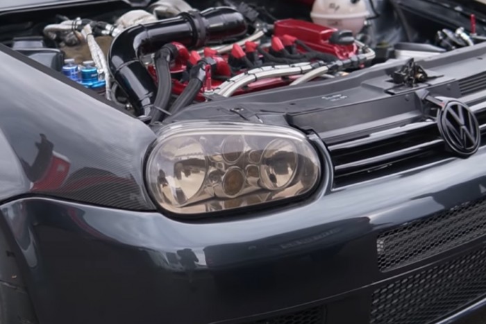 Nézd, hogy gyorsul ez az 1150 lóerős Golf!