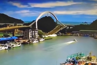 Brutális látvány, ahogyan ez a híd összeomlik