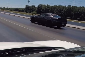Nézd, ahogy az amerikai izomautó leigázza az európai sportkocsikat
