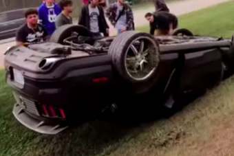 Megint sikerült összetörni egy Ford Mustangot vagánykodás közben