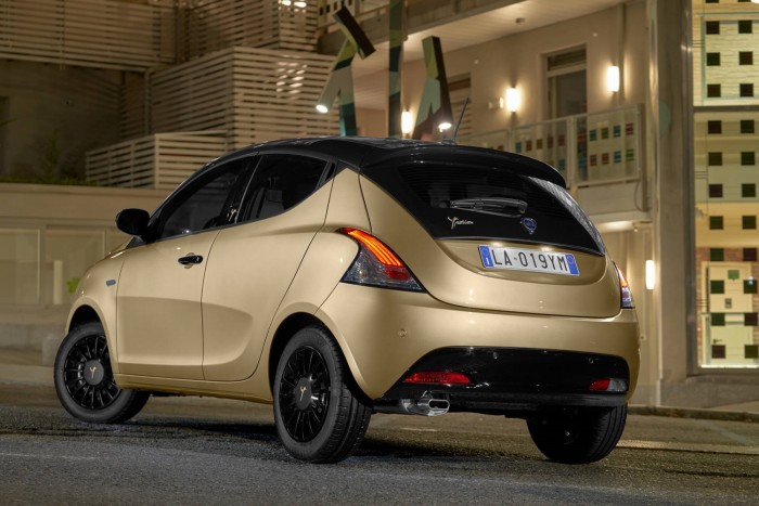 Még mindig árulják a nyolcéves olasz kisautót 8