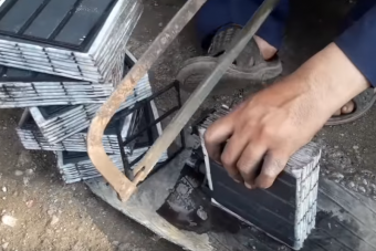 Kézműves munkával újítják fel a kukába dobott akkumulátorokat