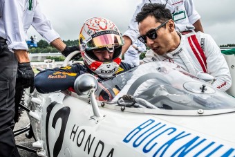F1: Történelmi Hondát vezetett Verstappen