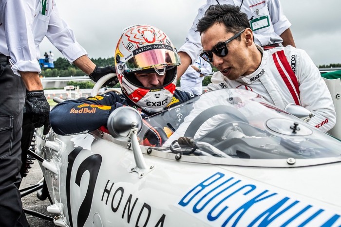 F1: Történelmi Hondát vezetett Verstappen