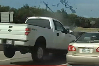 Félelmetes, ahogy ez a furgon fékezés nélkül rongyol az álló sorba