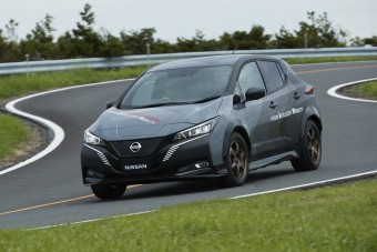 Sportautós teljesítményt pakoltak a Nissan Leafbe
