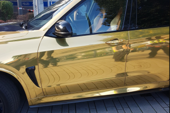 Túl fényes volt, ezért csaptak le a rendőrök az aranyfóliás BMW-re