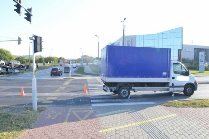 A mobilját nyomkodva, pirosnál lépett a zebrára a 15 éves lány Tatabányán, elütötték
